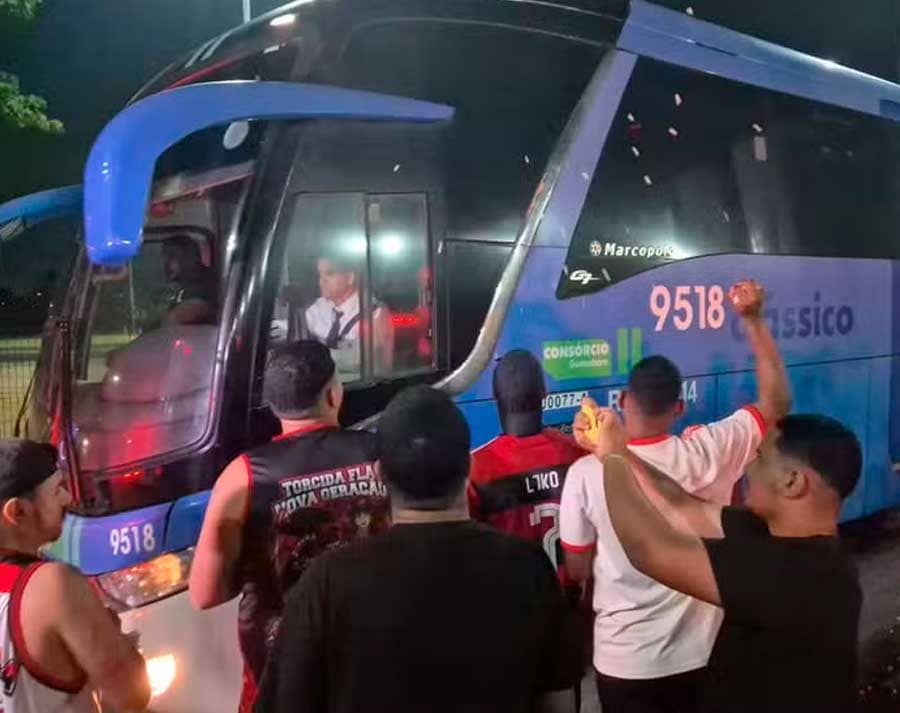 Protesto da Torcida Flamengo Após Eliminação na Libertadores